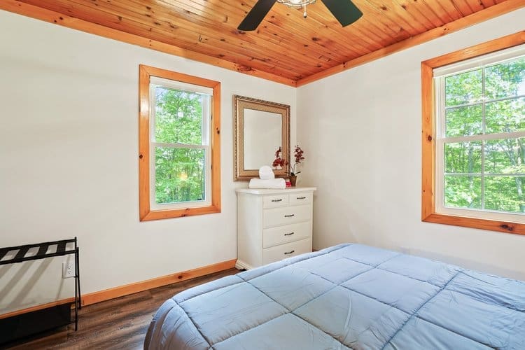 Get comfortable and spread out using the luggage rack, dresser, and 2 side tables provided in the guest room.
