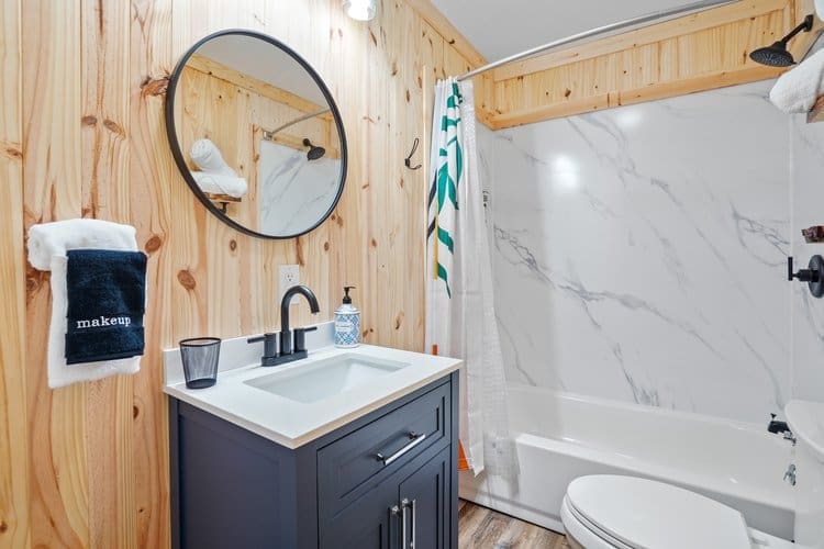 Enjoy the pine decor and tub/shower combo.